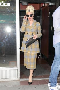 Lady Gaga紐約街頭演繹時(shí)尚變裝秀 從職場(chǎng)精英到歌舞女郎的奇幻之旅