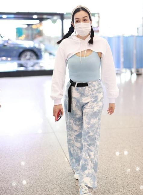 鐘麗緹休閑裝亮相機(jī)場(chǎng)，微胖身材展現(xiàn)自信風(fēng)采